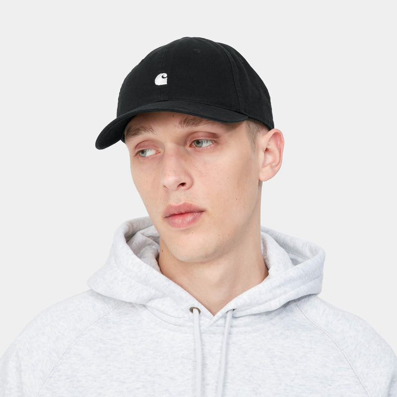 Carhartt WIP キャップ MADISON LOGO CAP ブラック 正面 着用画像