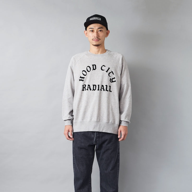 RADIALL クルースウェット BUNNY D CREW NECK SWEATSHIRT グレー 着用画像