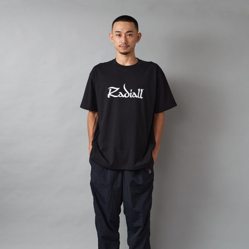 RADIALL Tシャツ RIDDIM CREW NECK T-SHIRT S/S ブラック 着用画像
