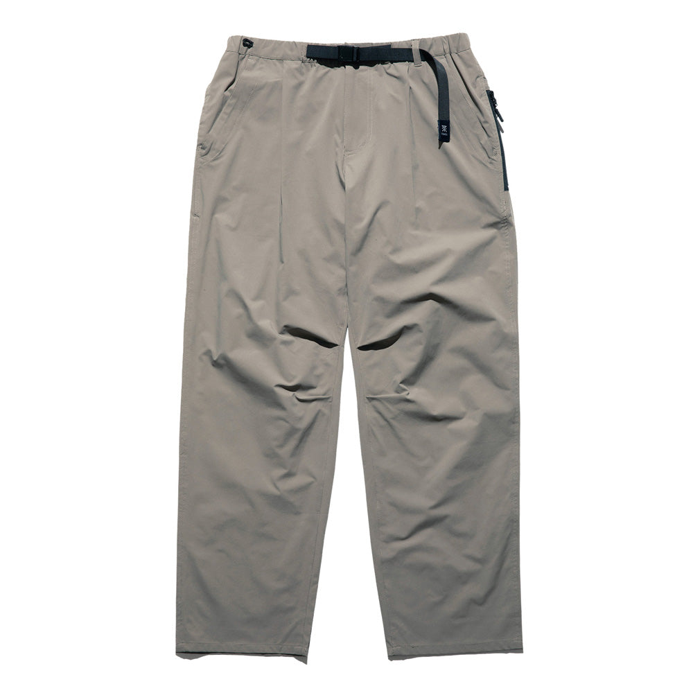 ROARK REVIVAL　パンツ　"TRAVEL PANTS 2.0 ROAM FREE FLEX - RELAX TAPERED FIT"　(Toupe)