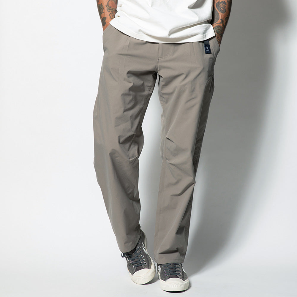 ROARK REVIVAL　パンツ　"TRAVEL PANTS 2.0 ROAM FREE FLEX - RELAX TAPERED FIT"　(Toupe)
