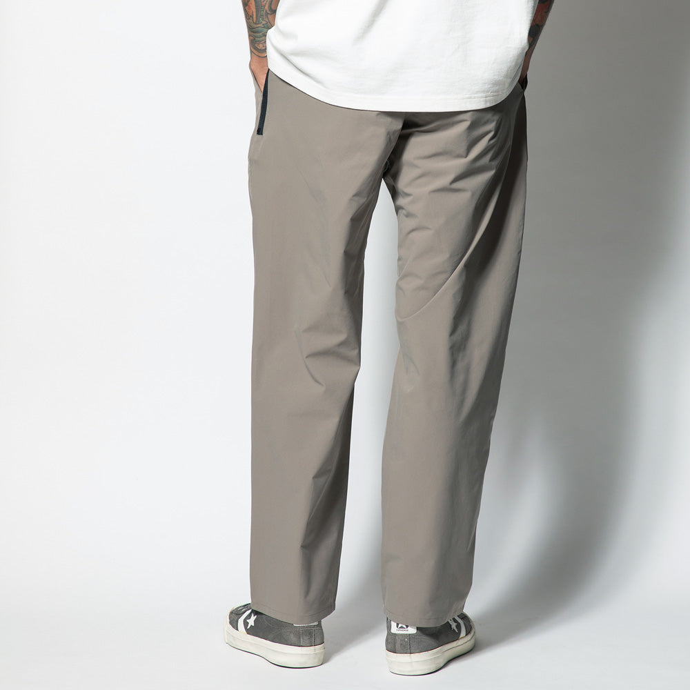 ROARK REVIVAL パンツ "TRAVEL PANTS 2.0 ROAM FREE FLEX - RELAX TAPERED FIT" (Toupe)