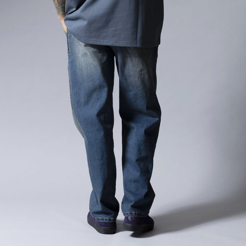 ROARK パンツ TRAVEL PANT DENIM - RELAX ストーンウォッシュ 着用画像 背面