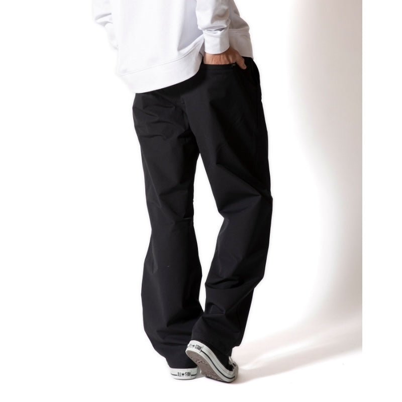 ROARK パンツ TRAVEL PANT RESISTANT TWILL - RELAX ブラック 着用画像 背面 2
