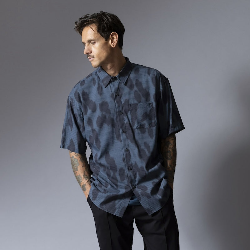 ROARK S/Sシャツ SEA LEOPARD BLESS UP S/S (Sea Leopard Orion) 着用画像 正面 2