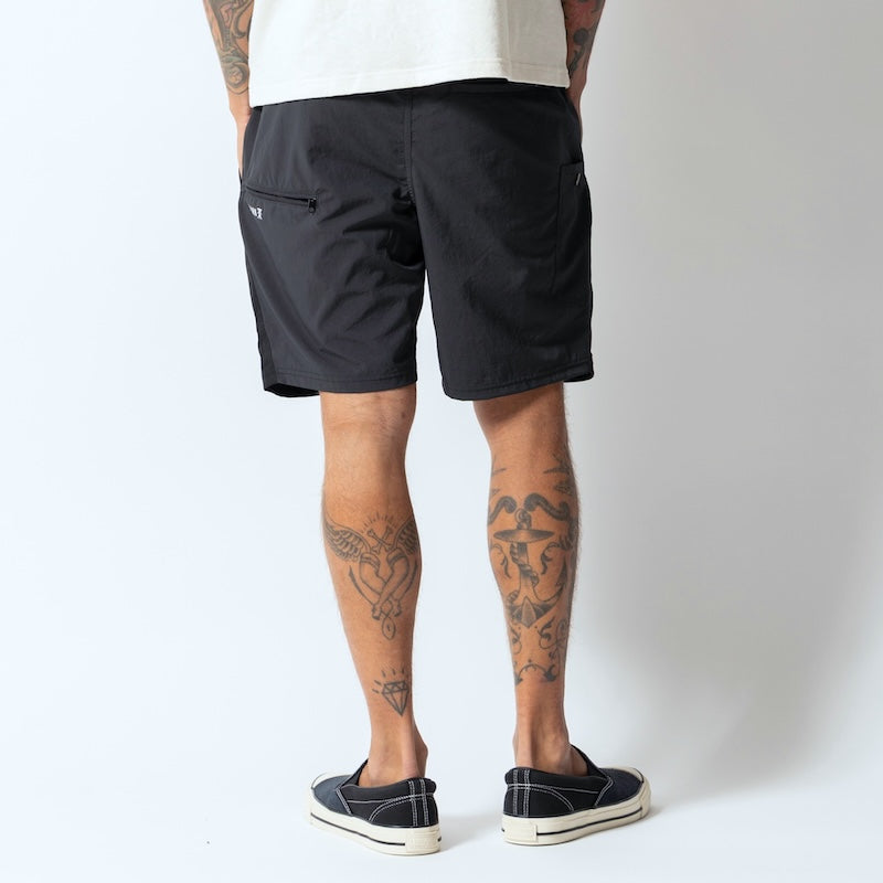 ROARK ショーツ BOATMAN TECH SHORTS2.0 ブラック 着用画像 背面
