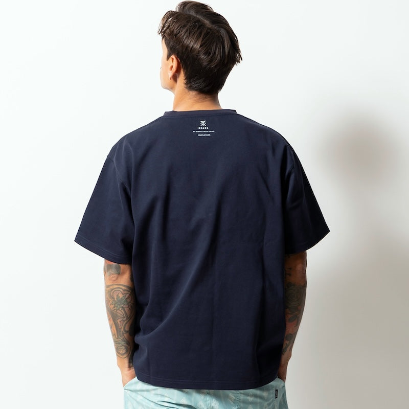 ROARK Tシャツ MEDIEVAL LOGO 14oz H/W TEE ネイビー 着用画像 背面