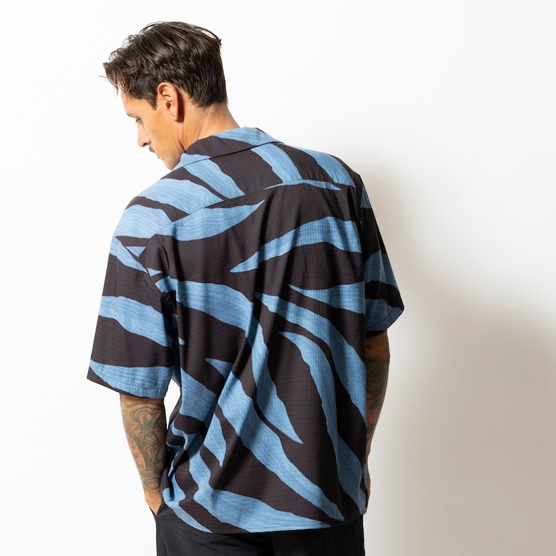 ROARK S/Sシャツ PULQUE BLESS UP S/S ブラック 着用画像 背面