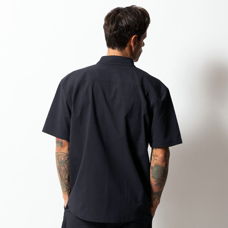 ROARK S/Sシャツ DELTA QD S/S SHIRTS ジェットブラック 着用画像 3