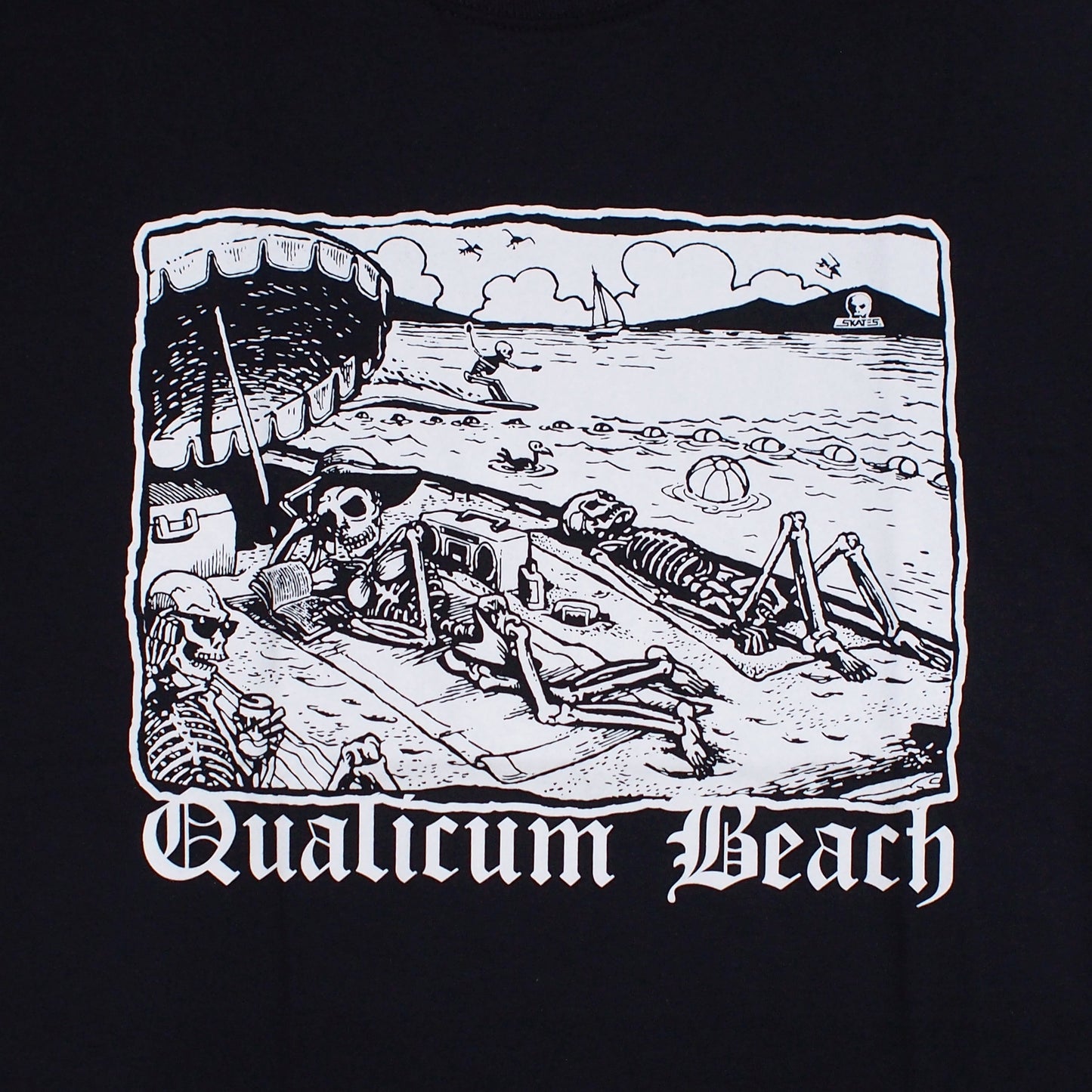 SKULL SKATES "QUALICUM TANNERS Tシャツ" (Black)