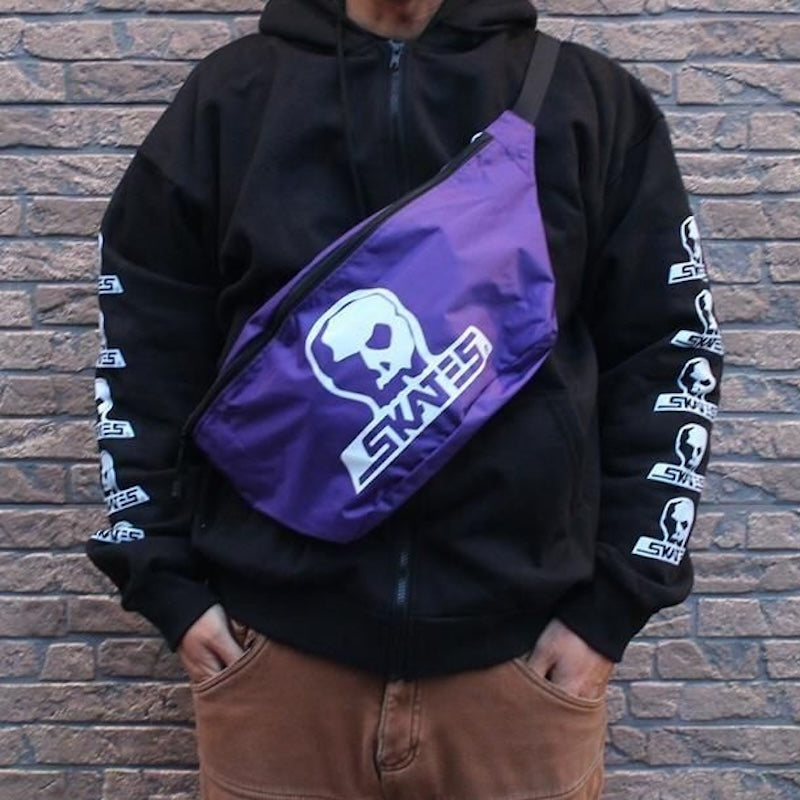 SKULL SKATES ナイロンショルダーバッグ ブラック/ ホワイト 着用