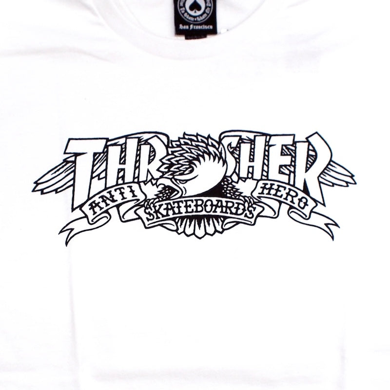 THRASHER x ANTI HERO Tシャツ "MAG BANNER TEE" (White)