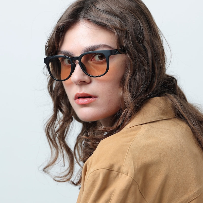 TYMER サングラス BLAKE (Matt Black / Photochromic Brown) 着用画像 6