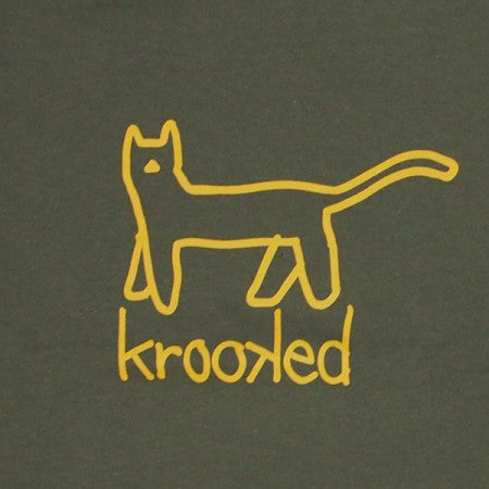 KROOKED Tシャツ "BIG KAT TEE" (Military Green/Yellow)