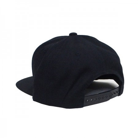 PLUGS キャップ "LOGO PATCH SNAPBACK CAP" (Black)