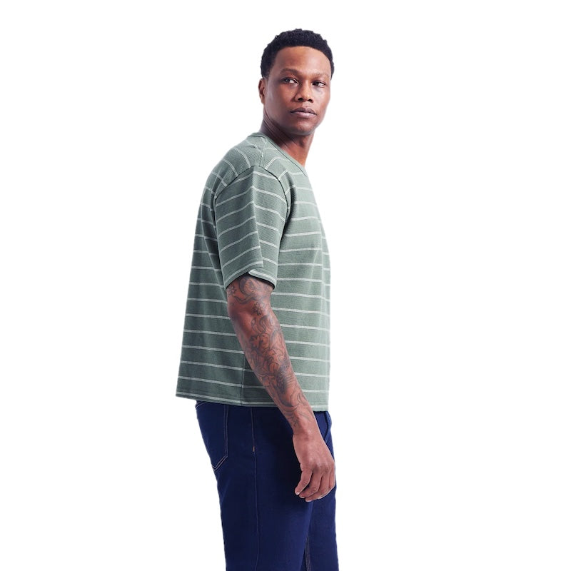 BRIXTON Tシャツ SHIELD PIQUE S/S BOXY KNIT TEE オリーブ 着用画像 サイド