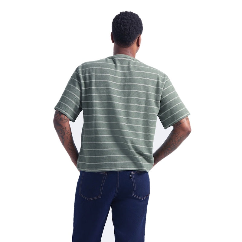 BRIXTON Tシャツ SHIELD PIQUE S/S BOXY KNIT TEE オリーブ 着用画像 背面