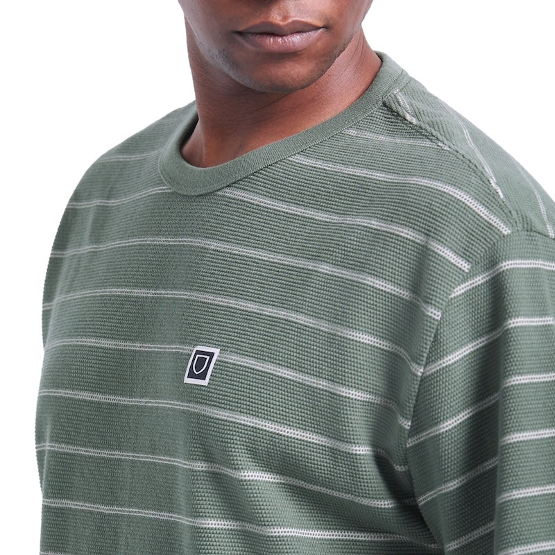 BRIXTON Tシャツ SHIELD PIQUE S/S BOXY KNIT TEE オリーブ 着用画像 胸