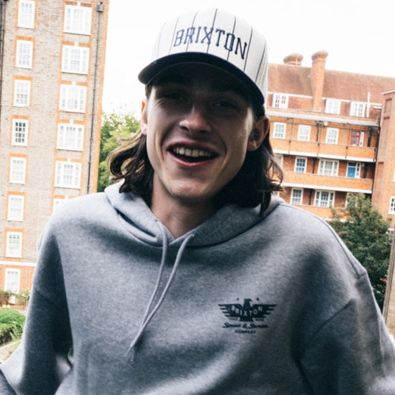 BRIXTON キャップ HOMERUN SNAPBACK CAP ホワイト/ネイビー 着用画像 正面