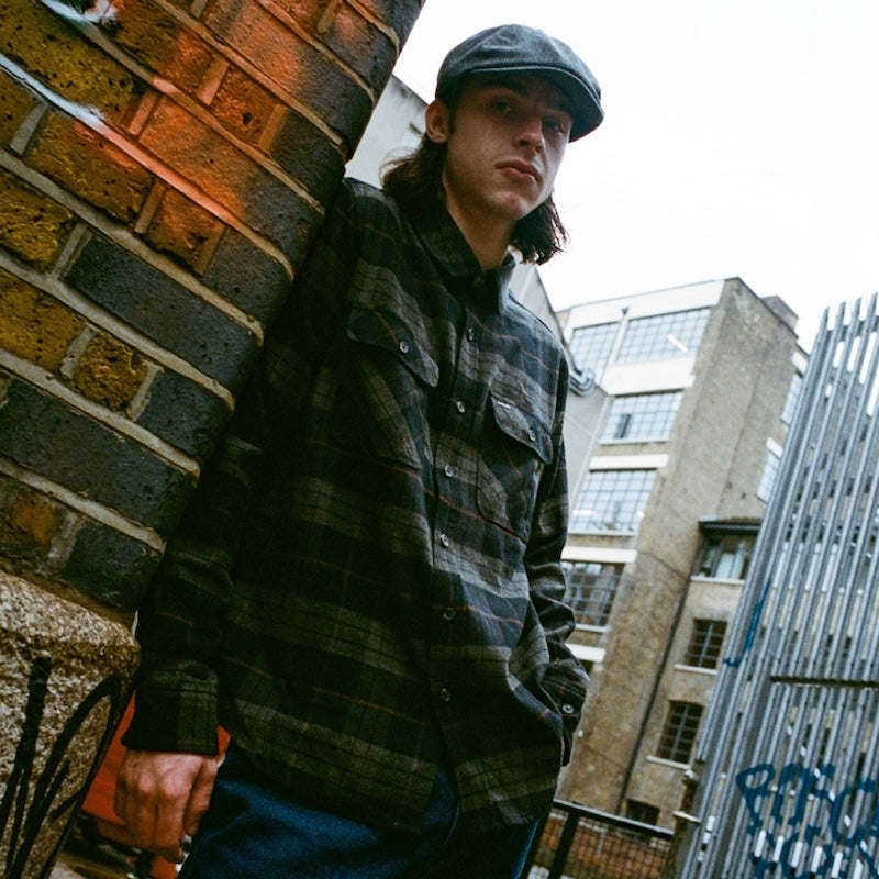 BRIXTON L/Sシャツ BOWERY L/S FLANNEL グレー/チャコール 着用画像