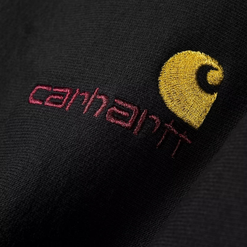 Carhartt WIP クルースウェット AMERICAN SCRIPT SWEAT ブラック 正面 クローズアップ 刺繍