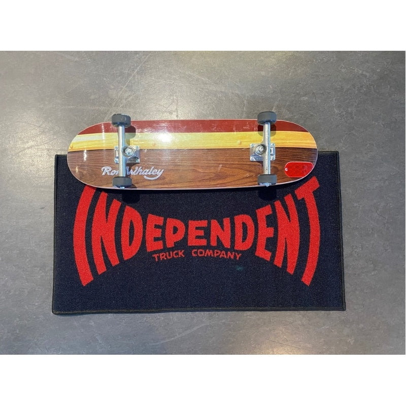 INDEPENDENT ラグマット SPAN RUG (Black / Red) | ストリートウェア