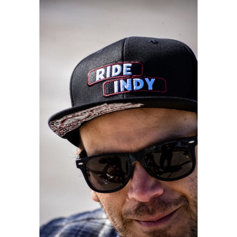 INDEPENDENT キャップ STICKER SLAP SNAPBACK CAP ブラック 着用画像