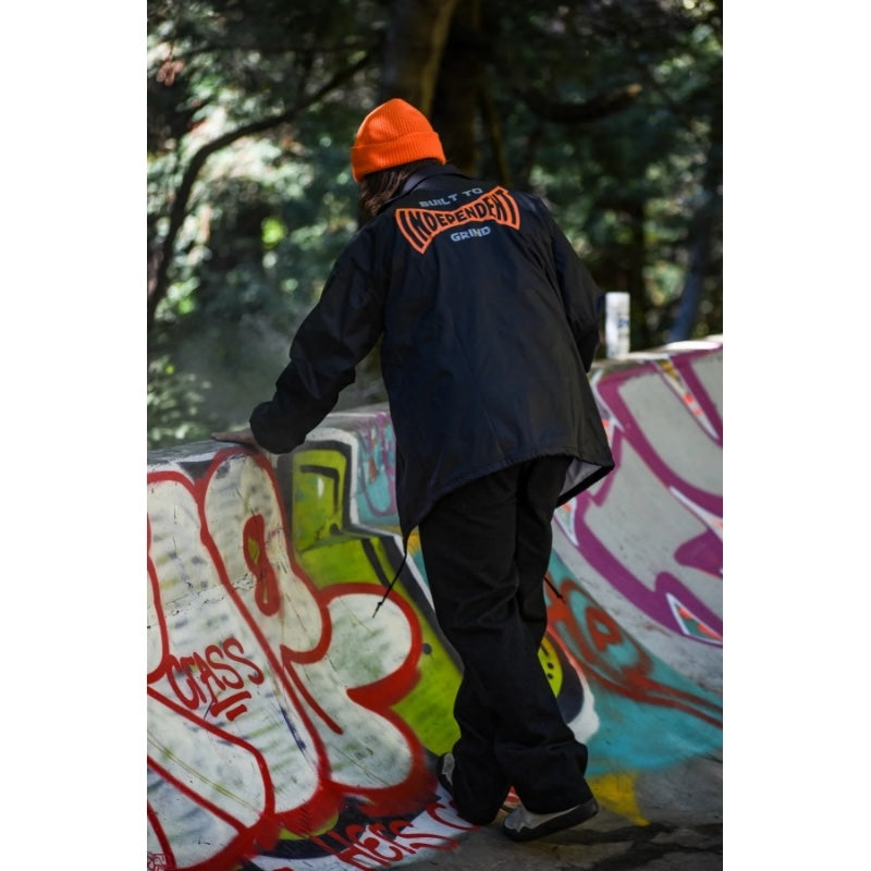 INDEPENDENT コーチジャケット BUILT TO GRIND SPAN WINDBREAKER ブラック 着用画像 2