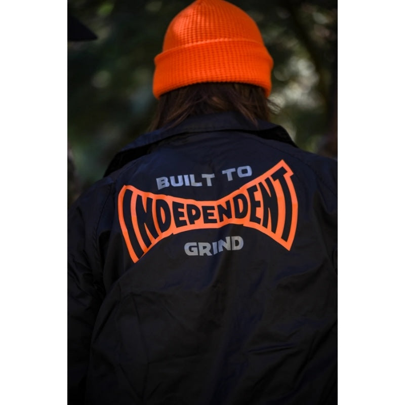 INDEPENDENT コーチジャケット BUILT TO GRIND SPAN WINDBREAKER ブラック 着用画像 3