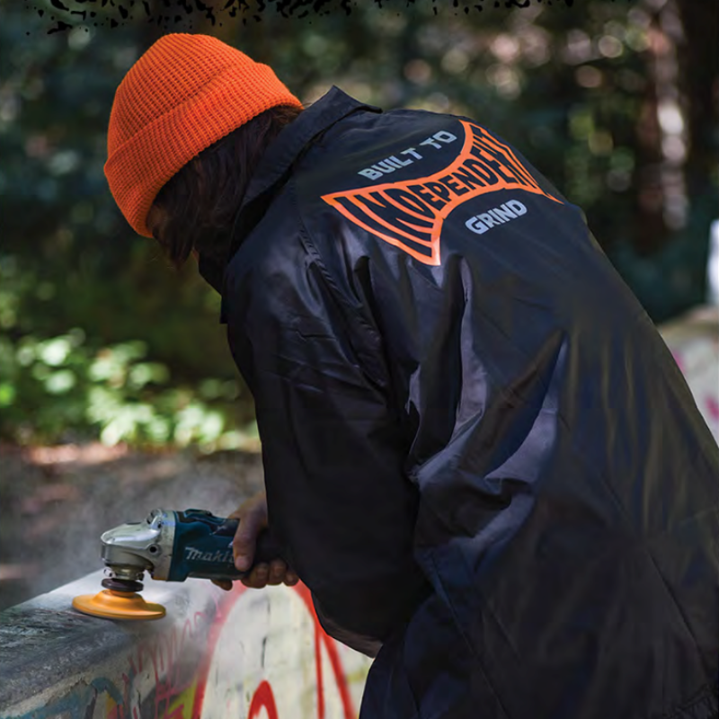 INDEPENDENT コーチジャケット BUILT TO GRIND SPAN WINDBREAKER ブラック 着用画像 1