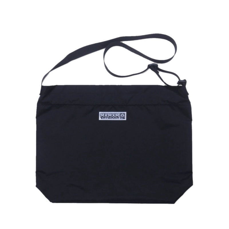 MxMxM ショルダーバッグ MxMxM LiGHT BAG (Black) 商品画像 背面