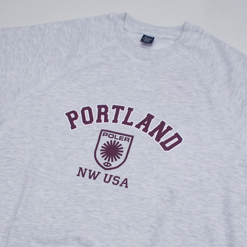 POLeR クルースウェット PORTLAND RAGLAN CREW SWEAT グレー グラフィック