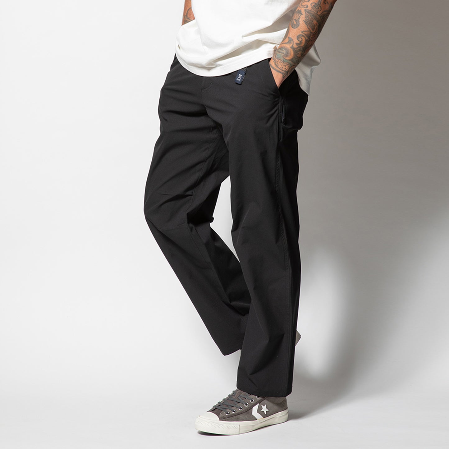 ROARK REVIVAL　パンツ　"TRAVEL PANTS 2.0 ROAM FREE FLEX - RELAX TAPERED FIT"　(Black)