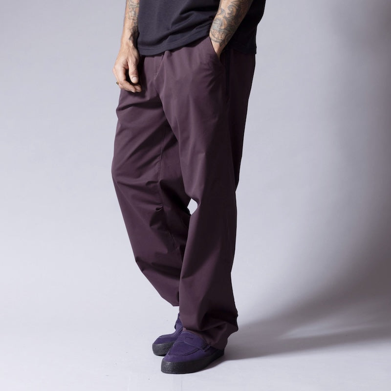 ROARK パンツ TRAVEL PANT RESISTANT TWILL - RELAX バーガンディ 着用画像 斜め