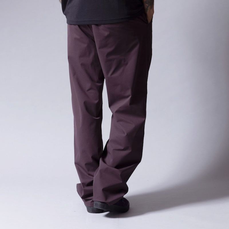 ROARK パンツ TRAVEL PANT RESISTANT TWILL - RELAX バーガンディ 着用画像 背面