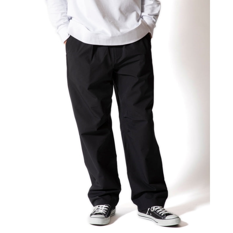 ROARK パンツ TRAVEL PANT RESISTANT TWILL - RELAX ブラック 着用画像 正面