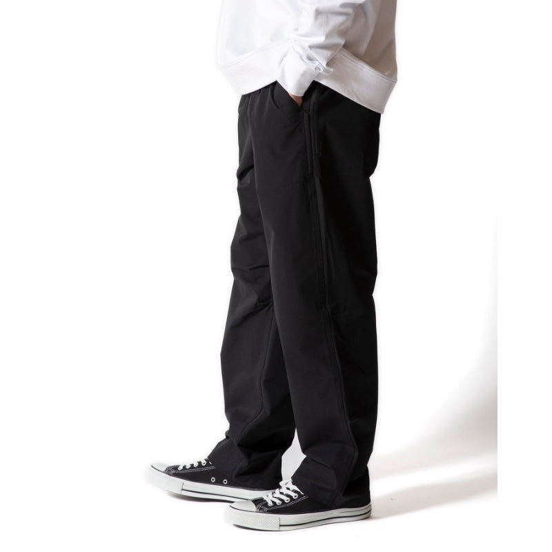 ROARK パンツ TRAVEL PANT RESISTANT TWILL - RELAX ブラック 着用画像 サイドビュー