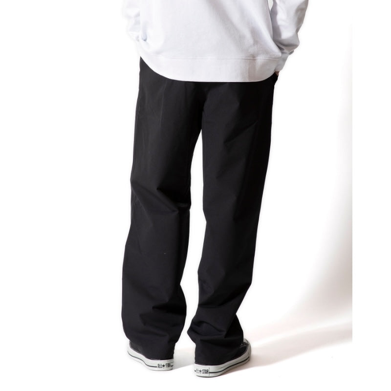 ROARK パンツ TRAVEL PANT RESISTANT TWILL - RELAX ブラック 着用画像 背面