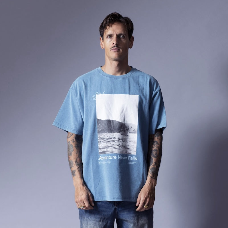 ROARK Tシャツ ANF PHOTO WELL WORN TEE ブルー 着用画像 正面 1