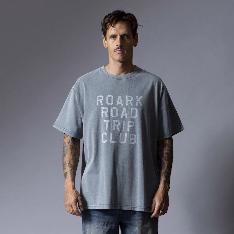 ROARK Tシャツ ROAD TRIP WELL WORN TEE グレー  着用画像 正面 1