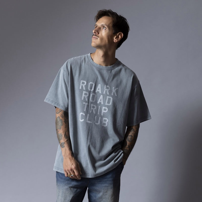 ROARK Tシャツ ROAD TRIP WELL WORN TEE グレー  着用画像 正面 2
