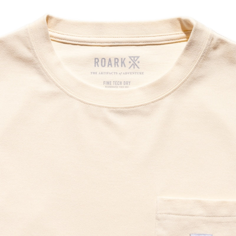 ROARK Tシャツ LABEL POCKET FINE TECH DRY TEE ナチュラル 商品画像 首元