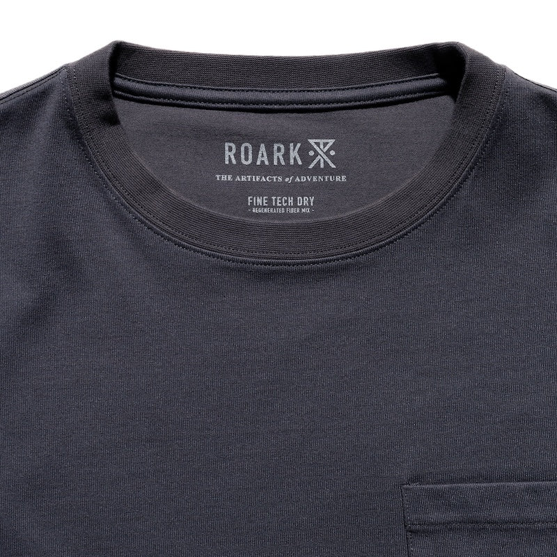 ROARK Tシャツ LABEL POCKET FINE TECH DRY TEE チャコール 商品画像 首元