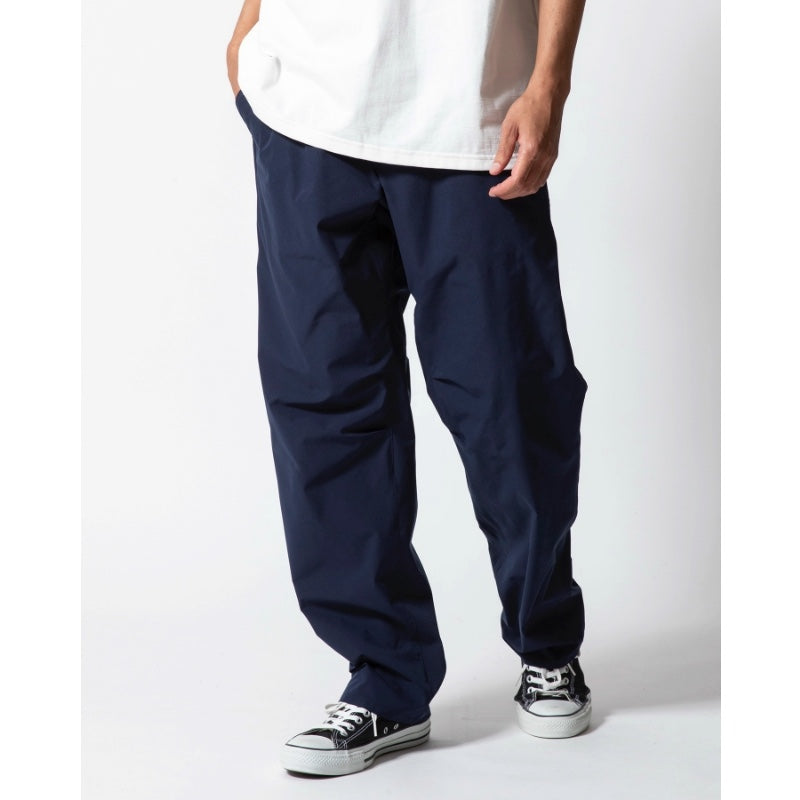 ROARK パンツ TRAVEL PANT ROAMFREE - RELAX ネイビー 着用画像 1