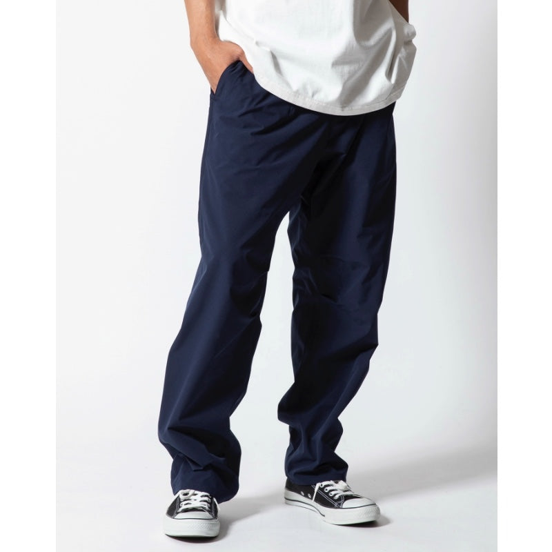 ROARK パンツ TRAVEL PANT ROAMFREE - RELAX ネイビー 着用画像 2