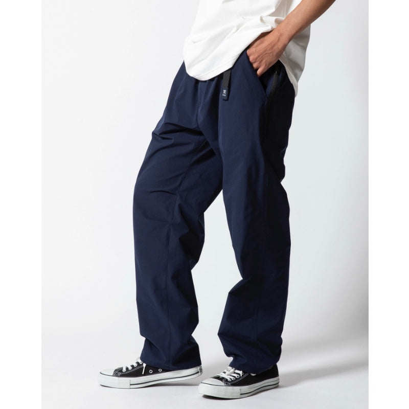 ROARK パンツ TRAVEL PANT ROAMFREE - RELAX ネイビー 着用画像 3