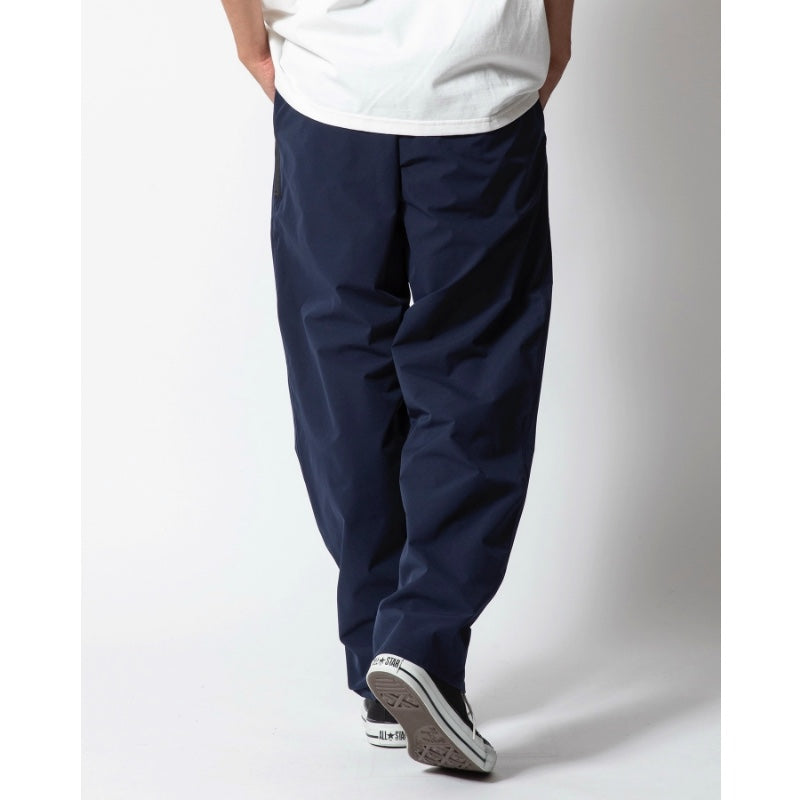 ROARK パンツ TRAVEL PANT ROAMFREE - RELAX ネイビー 着用画像 4