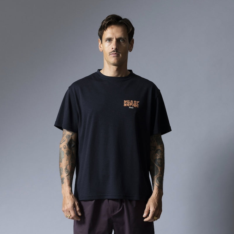 ROARK Tシャツ WILD BY NATURE DriRelease TEE ブラック 着用画像 1