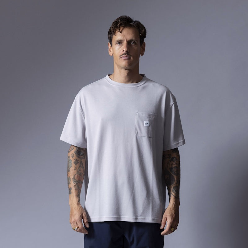 ROARK Tシャツ LABEL POCKET DriRelease TEE グレー 着用画像 正面