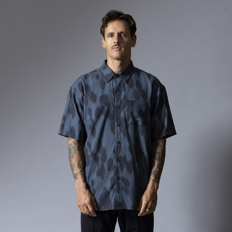 ROARK S/Sシャツ SEA LEOPARD BLESS UP S/S (Sea Leopard Orion) 着用画像 正面